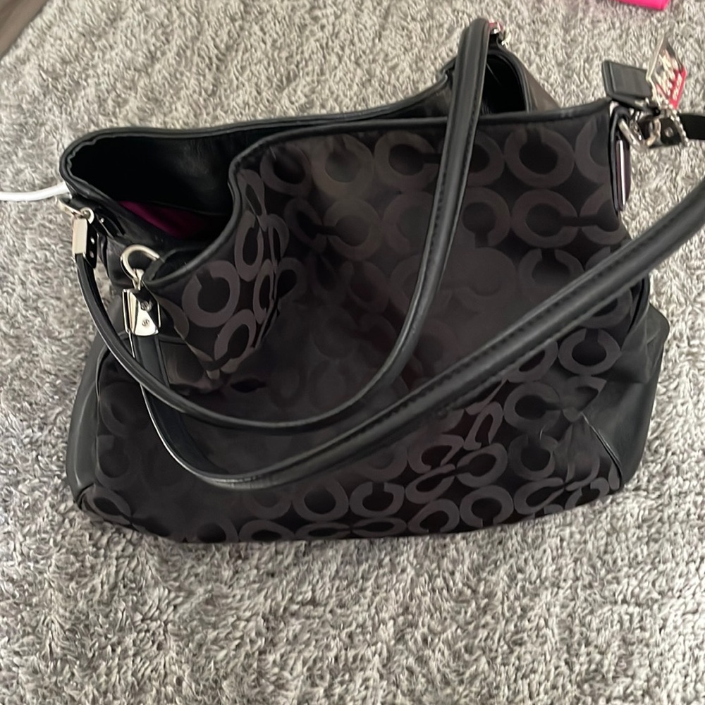 Beautiful bag no flaws. Comes from a smoke free home